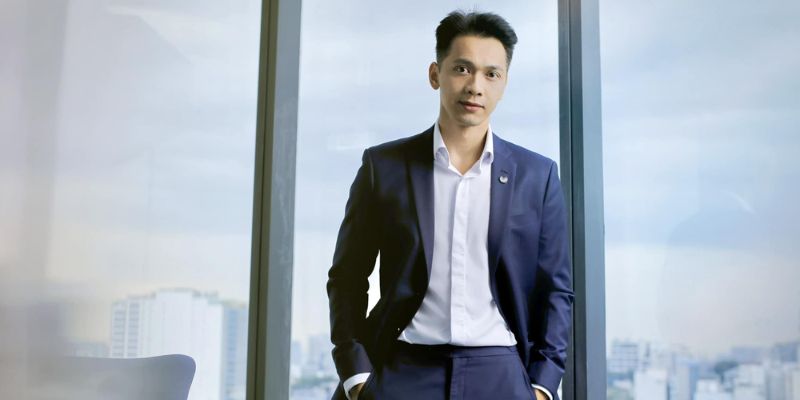 Hình ảnh CEO Arthur Khương trong buổi họp chiến lược của Bet88